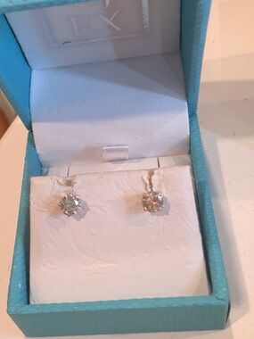 14k white gold diamond studded earrings